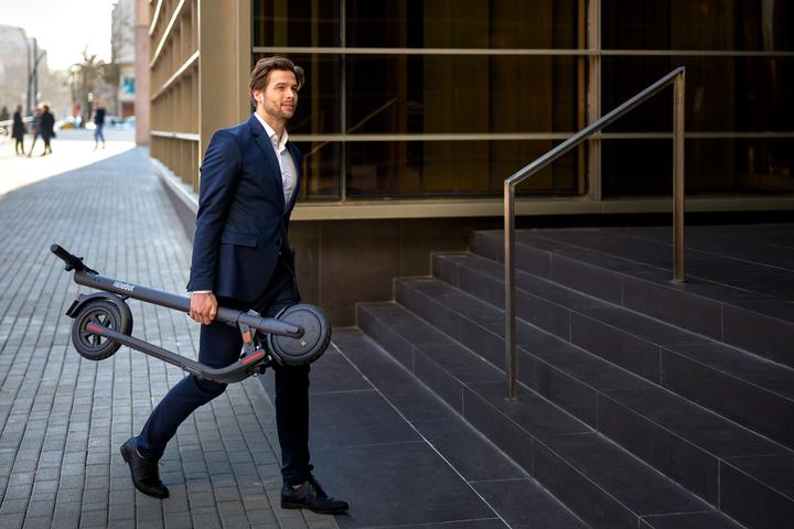 Actual product image Segway-Ninebot KickScooter E22D (20 km/h, 22 km, 300 W)