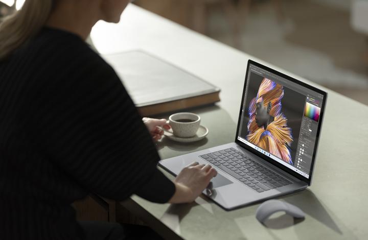 Immagine prodotto Microsoft Surface Laptop 4 - 15" convertibile - 38.1 cm (15", AMD Ryzen 7 4980U, 8 GB, 256 GB, DE)