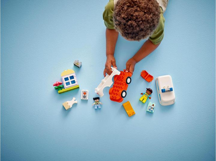Actual product image LEGO Rettungswagen mit Fahrer (10447)