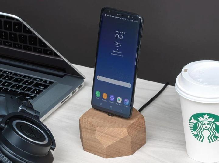 Immagine prodotto Oakywood Geometric Dock - Docking station per smartphone - legno massiccio - rovere / USB-C -