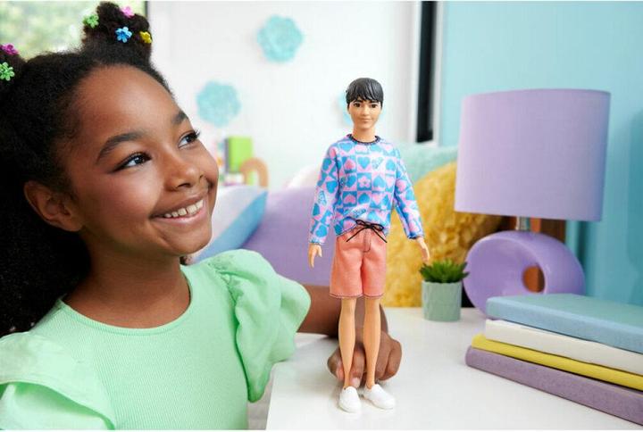 Immagine prodotto Barbie Bambola Fashionista Ken - Maglione blu e rosa