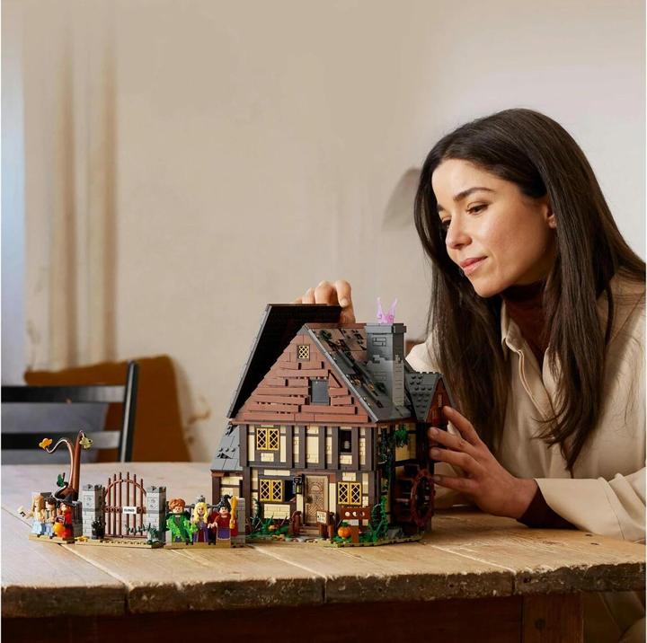 Image du produit LEGO Disney Hocus Pocus: The Sanderson Sisters' Cottage (21341, LEGO Ideas, LEGO difficiles à trouver)