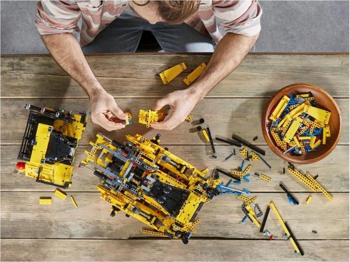 Actual product image LEGO Cat D11 Bulldozer (42131, LEGO Technic)