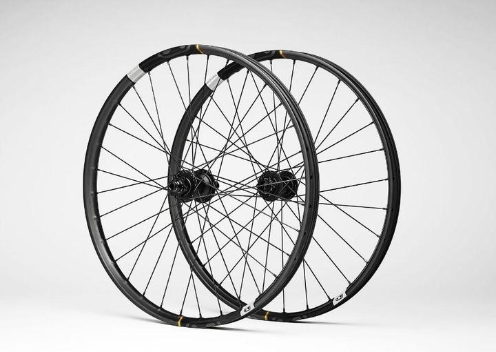 Immagine prodotto Crankbrothers Set di ruote Synthesis Carbon DH11 BOOST P321 Tubeless Ready, 27,5", 110x20/157x12mm, S (Ruote, 27.5")