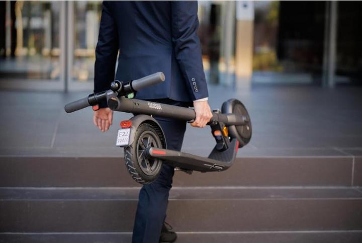 Actual product image Segway-Ninebot KickScooter E22D (20 km/h, 22 km, 300 W)