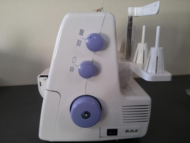 Produktbild W6 Overlock Nähmaschine N 454D