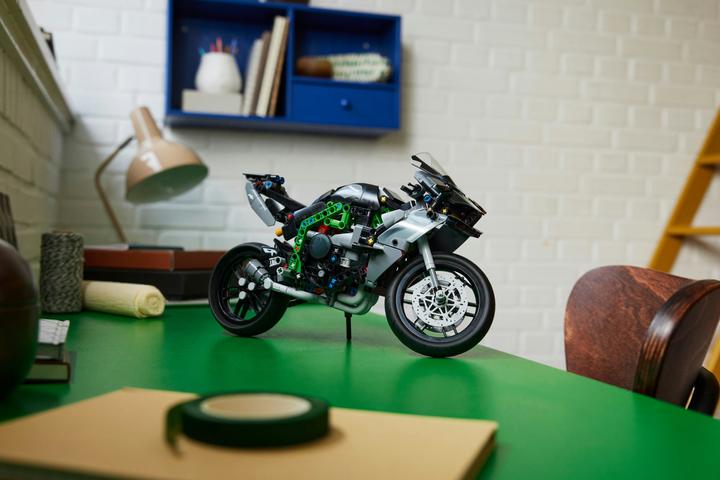 Actual product image LEGO Kawasaki Ninja H2R Motorrad (42170, LEGO Technic)