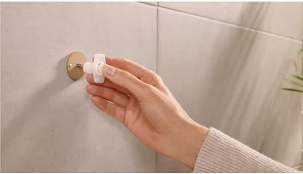 Produktbild tesa MOON WHITE Handtuchhaken inkl. Klebelösung ohne Bohren
