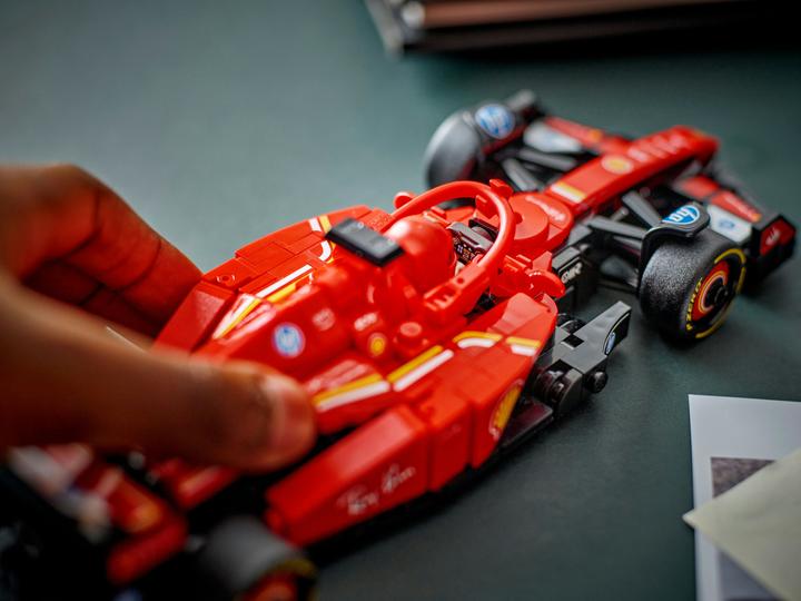 Actual product image LEGO Ferrari SF-24 F1 Rennauto (77242, LEGO Speed Champions)