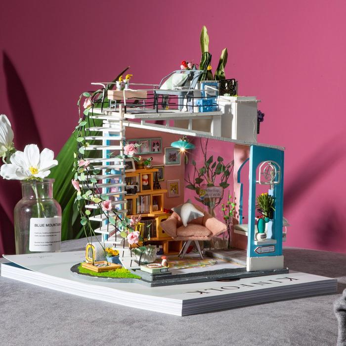 Actual product image Robotime Dora's Loft