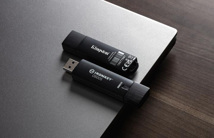 Produktbild Kingston IronKey D500S (32 GB, USB-A)