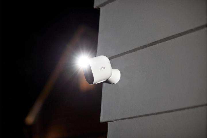 Actual product image Arlo Pro 4 VMC4450P 4er-Set (2688 x 1520 pixels)