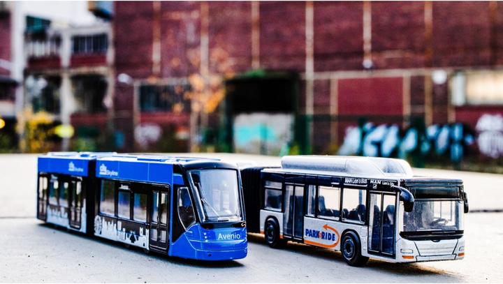 Immagine prodotto Majorette Man City Bus e Siemens Avenio Tram