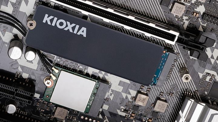 Actual product image Kioxia EXCERIA HeatSink NVMe 2TB M.2 2280 PCIe Gen4x4 (2048 GB, M.2 2280)