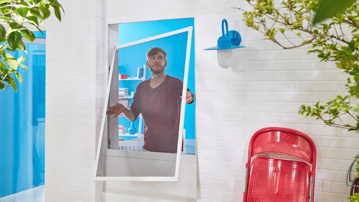 Produktbild tesa Insektenschutz Alu COMFORT für Fenster, mit Rahmen aus Aluminium, ohne Bohren (140 x 150 cm)