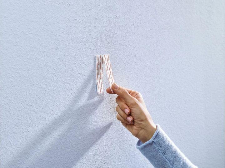 Image du produit tesa Clou adhésif pour papier peint & plâtre, 2kg de tenue, détachable sans trace & réutilisable, 2 clous