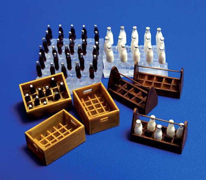 Produktbild Plus Model Flaschen und Kästen Milch und Limonade