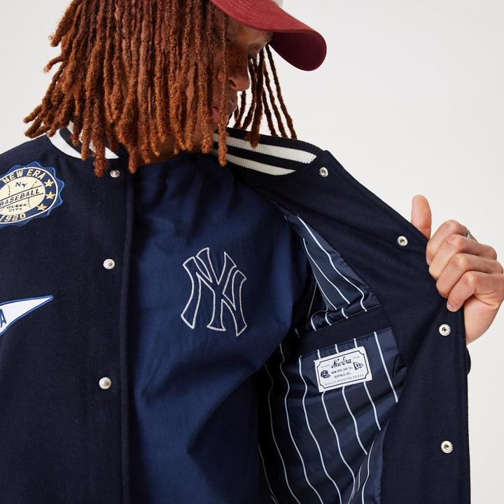 Produktbild New Era Varsity College Jacke - Heritage All Over Patch - XX (XXL)