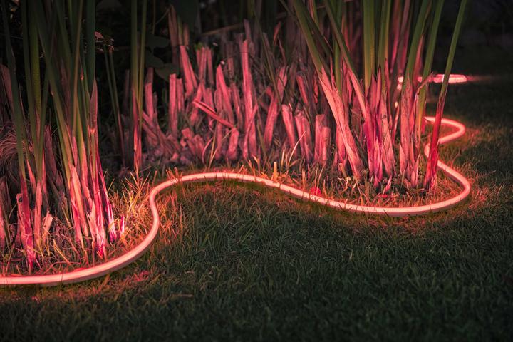 Immagine prodotto Philips Hue Outdoor Lightstrip BT (RGBW, 200 cm, Esterno)