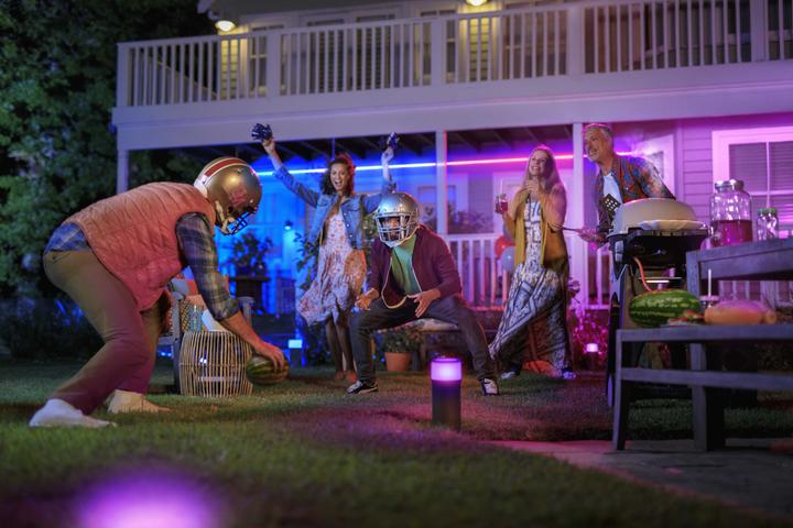 Immagine prodotto Philips Hue Outdoor Lightstrip BT (RGBW, 200 cm, Esterno)