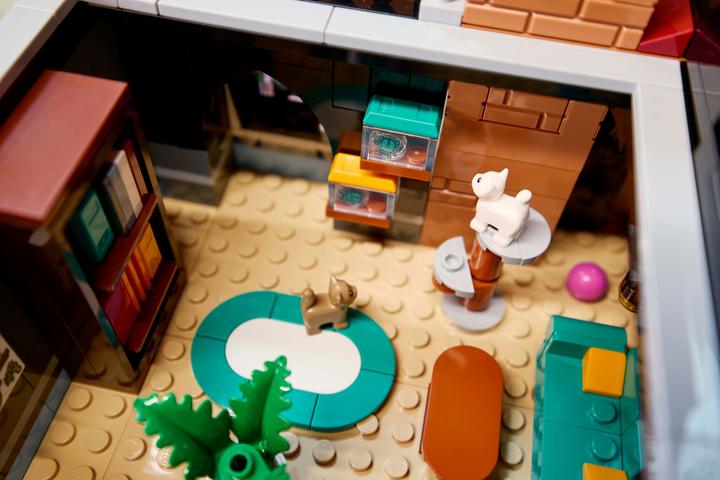 Actual product image LEGO Tudor-style corner house (10350, LEGO Icons, LEGO Rare Sets)