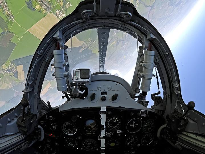 Immagine prodotto Smartbox Pilota di 1 giorno nella Repubblica Ceca: volo di 20 minuti in un aereo da caccia MIG-15 (1 pers.)