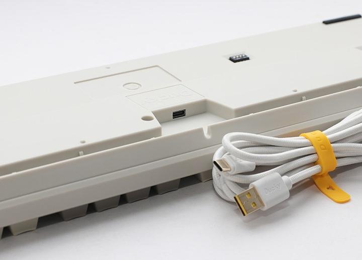 Actual product image Ducky Origin Vintage Gaming Keyboard, Cherry MX-Speed-Silver (DE, Cable)