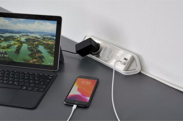 Image du produit Brennenstuhl Bâti de prises d'angle (4 x, CEE 7/16, USB, 2 m)