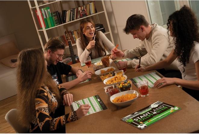 Produktbild Denkriesen STADT LAND VOLLPFOSTEN® A4 - FUSSBALL EDITION "Heimspiel" (Deutsch)
