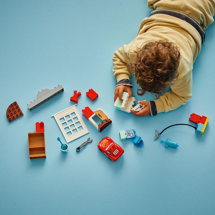 Actual product image LEGO McQueens Besuch in Docs Werkstatt (10456)