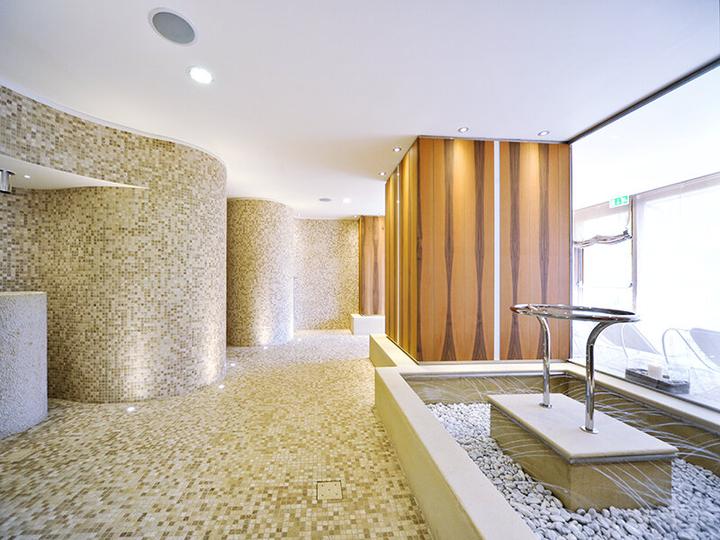 Immagine prodotto Smartbox Compleanno in Europa: 2 notti e accesso al centro benessere o 1 spa per 2 persone (2 pers.)