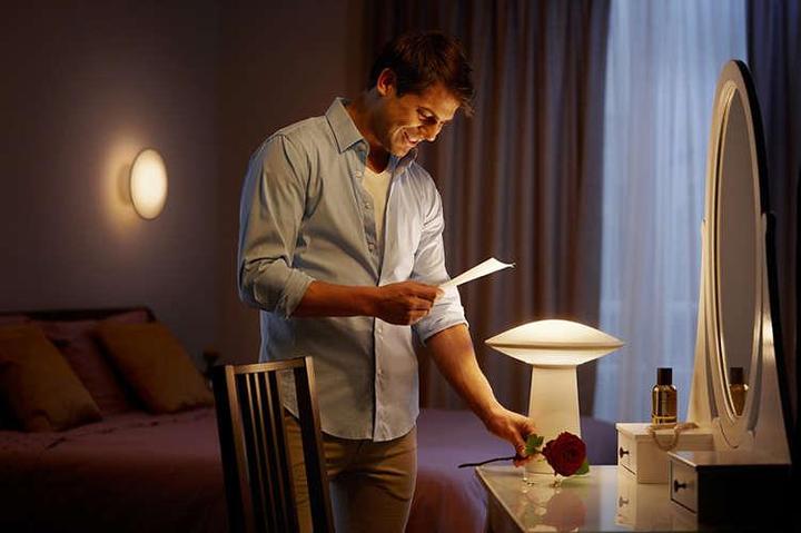 Actual product image Philips Hue Phoenix Base (905 lm)