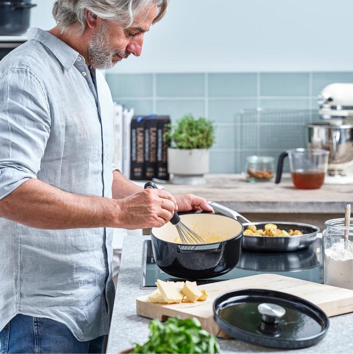 Produktbild KitchenAid braadpan 22cm - gemailleerd gietijzer - onyx zwart - rond (22 cm, Bräter + Schmortopf, Gusseisen)