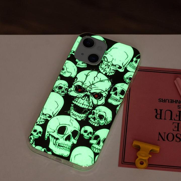 Produktbild Cover-Discount iPhone 15 Plus - Nachtleuchtende Silikon Hülle Totenkopf (Apple iPhone 15 Plus)