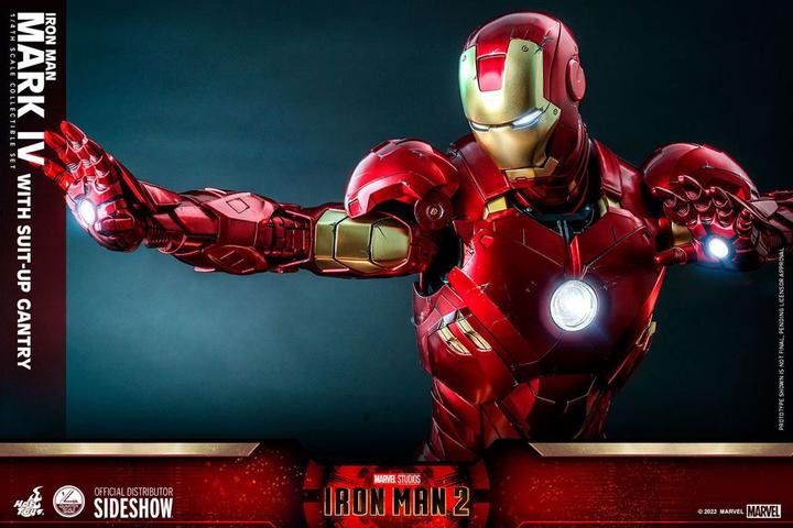 Image du produit Hot Toys Iron Man 2 figurine 1/4 Iron Man Mark IV with Suit-Up Gantry 49 cm