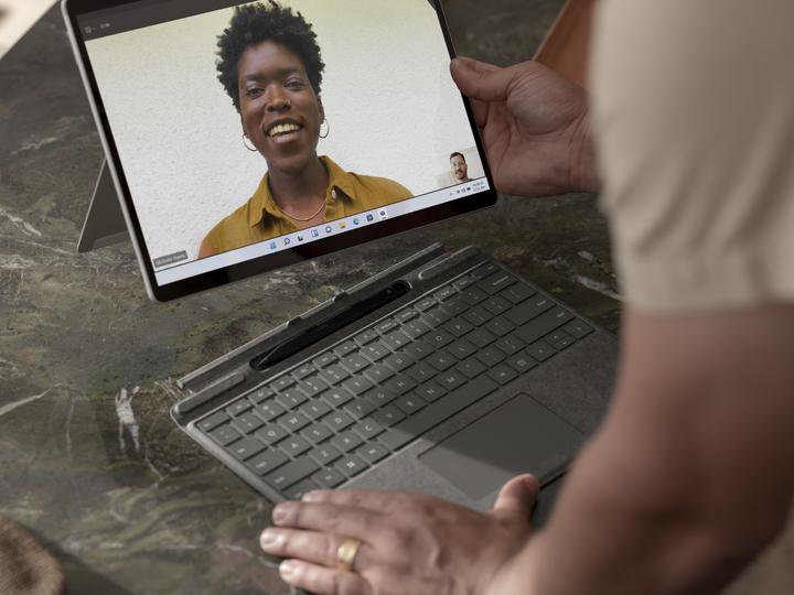 Produktbild Microsoft Surface Pro X (13", Microsoft SQ1, 8 GB, 256 GB)