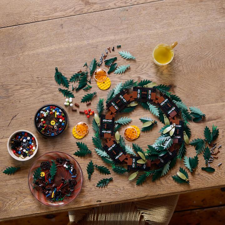 Actual product image LEGO Christmas wreath (10340, LEGO Icons)