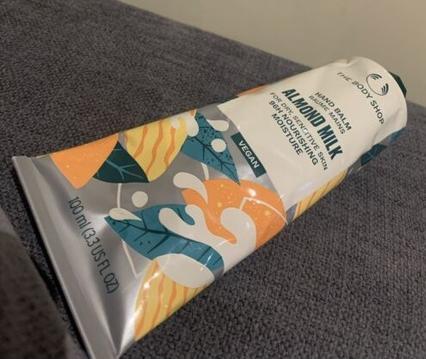 Immagine prodotto Body Shop - Balsamo mani per pelli secche Latte di mandorla (Balsamo mani) 100 ml (100 ml)