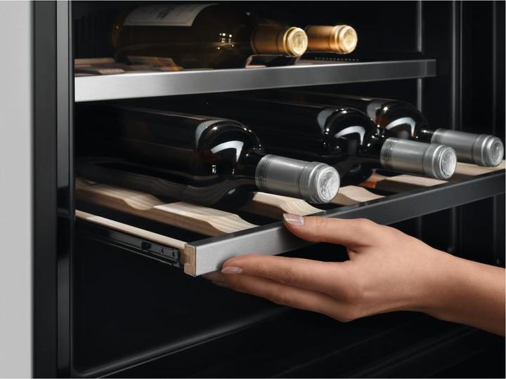 Actual product image AEG KWK884520T Compact wine refrigerator / touch operation / temperature display / up to 18 bottles