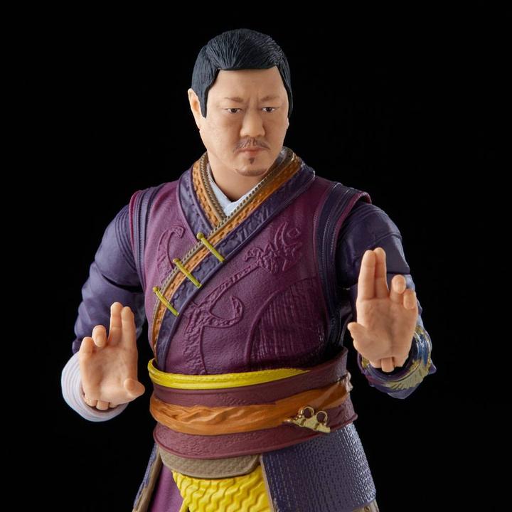 Produktbild Hasbro Legends Series Marvel’s Wong Sammelfigur (15 cm), 4 Accessoires und 1 Build-A-Figure Element