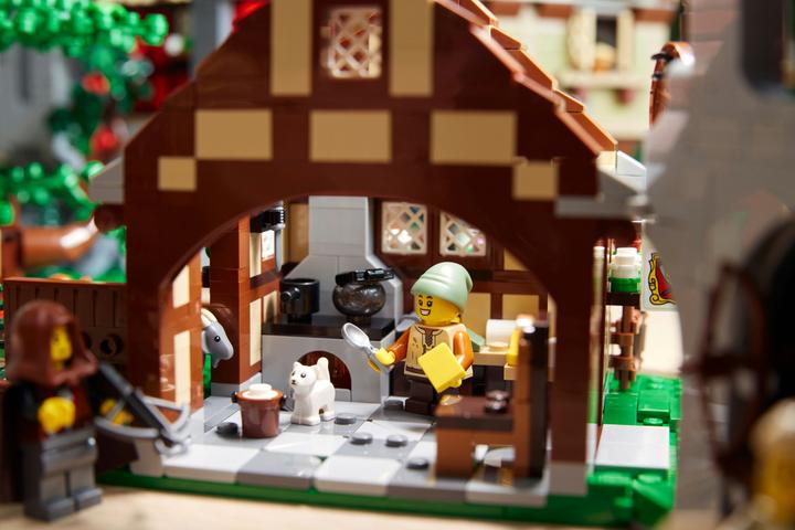 Actual product image LEGO Medieval town square (10332, LEGO Icons, LEGO Rare Sets)