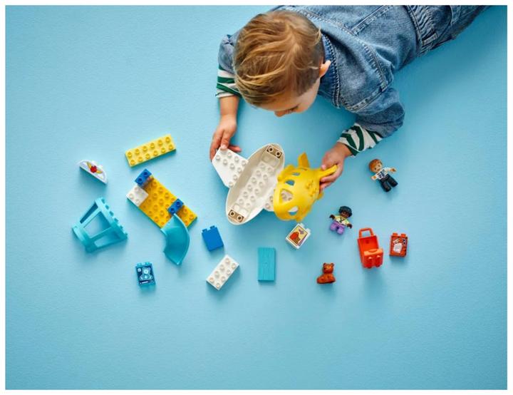 Actual product image LEGO Erster Besuch im Flughafen (10443)
