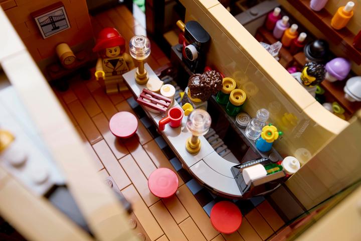 Actual product image LEGO Tudor-style corner house (10350, LEGO Icons, LEGO Rare Sets)