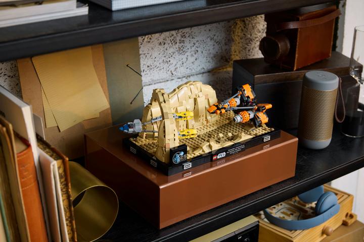 Actual product image LEGO Pod racing in Mos Espa - Diorama (75380, LEGO Star Wars)