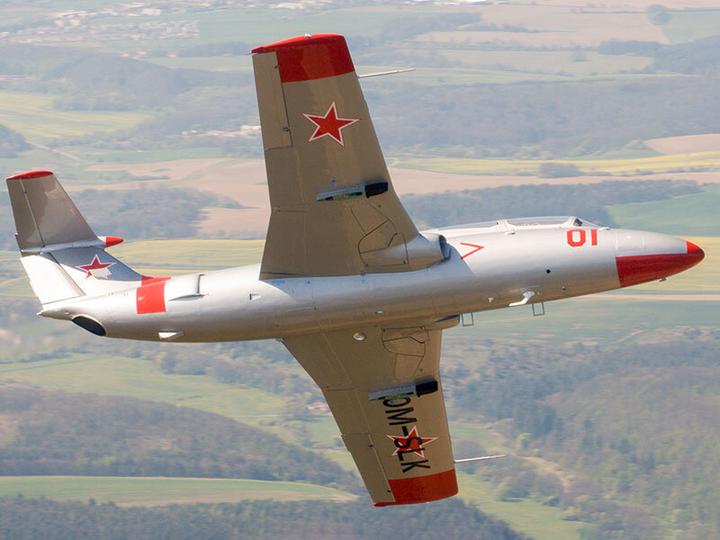 Image du produit Smartbox Dans le ciel de Slovaquie : vol de 30 minutes à bord d'un avion de chasse L-29 DELFIN (1 pers.)