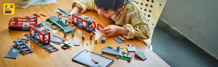 Produktbild LEGO Strassenbahn mit Haltestelle (60423, LEGO City)