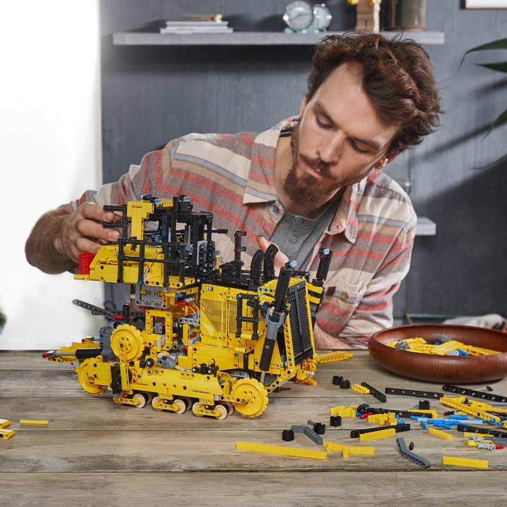 Actual product image LEGO Cat D11 Bulldozer (42131, LEGO Technic)