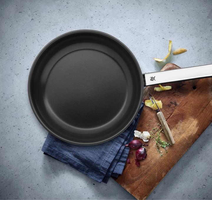 Productafbeelding WMF Roestvrijstalen koekenpan met antiaanbaklaag 28 cm Inductie Durado coating (28 cm, Koekenpan, Roestvrij staal)