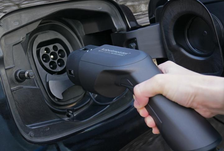 Immagine prodotto Kabelmeister Cavo di ricarica a spirale per auto elettriche, da spina a presa di tipo 2, 32 A, 5 m, blu (Tipo 2, 22 kW, 32 A, 5 m)