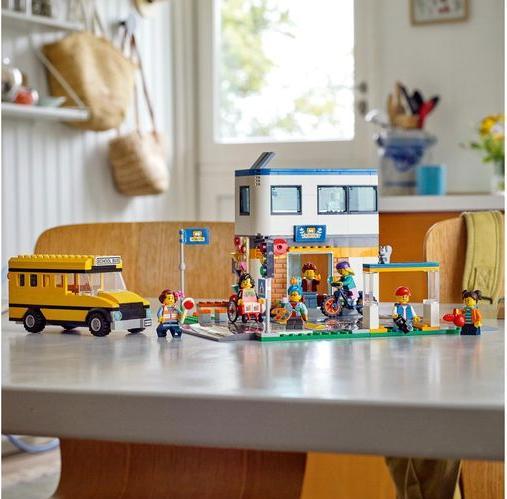 Produktbild LEGO Schule mit Schulbus (60329, LEGO City)